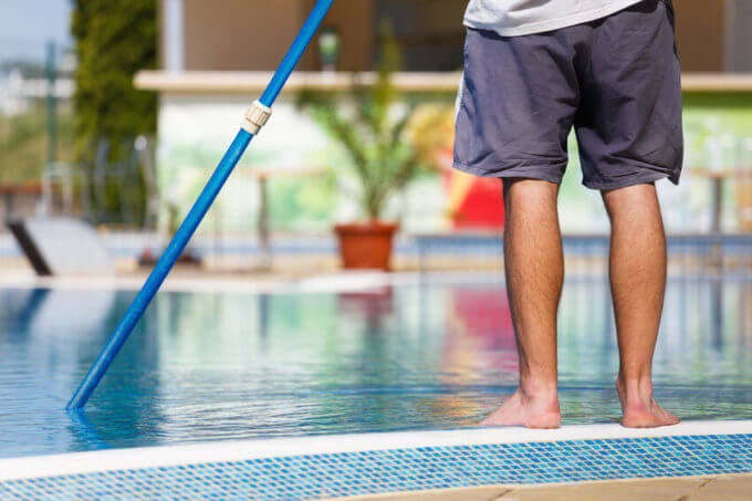 5 herramientas importantes para la limpieza de piscinas