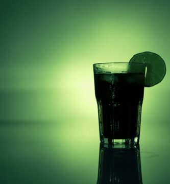 La Biblio: El Bar Literario que Revoluciona la Coctelería en Barcelona